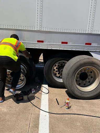 Mobile semi truck & commercial tire service on the roadside in Dallas–Fort Worth